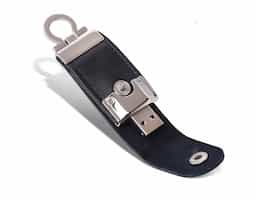 Pen drive 8GB de couro sintético. Possui “argola” para utilizar como chaveiro.