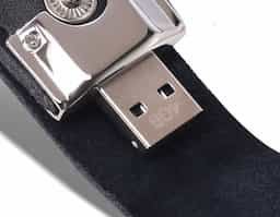 Pen drive 8GB de couro sintético. Possui “argola” para utilizar como chaveiro.