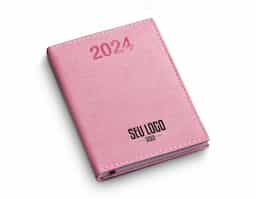 Agenda diária 2025 de couro sintético. Contém fita de cetim marca página, dados pessoais, calendário de 2024 à 2026, mapa do Brasil, mapa-múndi, índice telefônico e planejamento.
