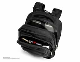 Mochila de alta confecção em poliéster com detalhes em nylon. Com amplo espaço, possui compartimento grande com bolso para notebook até 15.6 polegadas, compartimento mediano com divisórias para documentos, canetas, eletrônicos e entre outros;