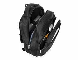 Mochila confeccionada em poliéster de alta qualidade com compartimento principal com bolso para notebook 15.6 polegadas, compartimento mediano com bolso para documentos e canetas, compartimento frontal com bolso de velcro e bolsos laterais em malha. Contém zíperes prata, alças para costas ajustáveis com regulagem peitoral e parte traseira com revestimento anti-transpirante, possui duas alças de mãos em nylon, sendo uma delas com revestimento interno. 50x36x23