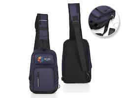 Mochila de ombro com entrada USB lateral. A mochila possui 3 bolsos frontais 1 compartimento principal e 1 bolso traseiro, sendo 1 bolso frontal com detalhe refletivo no zíper, além de 3 compartimentos internos
35x22x13,5