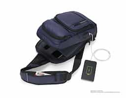 Mochila de ombro com entrada USB lateral. A mochila possui 3 bolsos frontais 1 compartimento principal e 1 bolso traseiro, sendo 1 bolso frontal com detalhe refletivo no zíper, além de 3 compartimentos internos
35x22x13,5