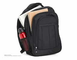 Mochila confeccionada em poliéster com compartimento para notebook. Contém compartimento grande com bolso para notebook até 15,6 polegadas, compartimento mediano com zíper, bolso frontal com zíper, alça de mão, alça superior em nylon, alças de ombro e costas acolchoada com revestimento antitranspirante e bolsos laterais telados.