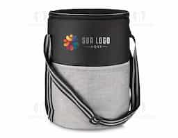 Bolsa térmica, capacidade 25 litros, tecido nylon mescla na cor cinza e grafite, bolso frontal, alça de ombro regulável, parte interna soldada retém liquido,