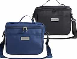 Bolsa térmica 6 litros com bolsos externos e alça de mão em nylon, contém bolso frontal aberto e bolso traseiro com zíper. Acompanha plaquinha metálica e alça transversal regulável com mosquetões para encaixe nas fivelas laterais da bolsa.