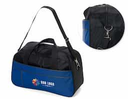 Bolsa de poliéster impermeável com capacidade de 33 litros. Possui compartimento principal com amplo espaço e um pequeno bolso interno para acessórios, além de um bolso frontal longo. A bolsa contém alças de nylon para mãos, alça transversal regulável, duas fivelas superiores para encaixe da alça transversal, zíperes com puxadores emborrachado e revestimento interno de poliéster.