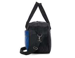 Bolsa de poliéster impermeável com capacidade de 33 litros. Possui compartimento principal com amplo espaço e um pequeno bolso interno para acessórios, além de um bolso frontal longo. A bolsa contém alças de nylon para mãos, alça transversal regulável, duas fivelas superiores para encaixe da alça transversal, zíperes com puxadores emborrachado e revestimento interno de poliéster.