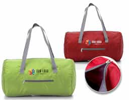 Bolsa impermeável esportiva com capacidade de 23 litros, contém bolso frontal e alças para transporte.