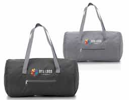 Bolsa impermeável esportiva com capacidade de 23 litros, contém bolso frontal e alças para transporte.