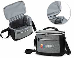 Bolsa térmica 10 litros com bolsos externos e alça de mão, contém bolso frontal com zíper, bolsos laterais telados e alça transversal regulável.