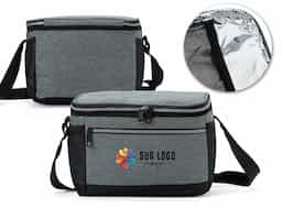 Bolsa térmica 10 litros com bolsos externos, contém bolso frontal com zíper, bolsos laterais telados e alça transversal regulável com apoio para ombro