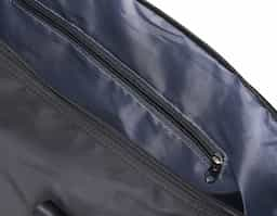  Bolsa esportiva 28L de poliéster á prova d’água. Contém cinco compartimentos sendo dois deles: um especial para colocar sapatos e um bolso impermeável para roupas molhadas. Possui também Duas divisórias internas para acessórios, encaixe para malas de viagem, duas alças de mão e alça de ombro com regulagem. 27x23x46cm