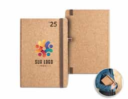 Agenda A5 em cortiça. Agenda com suporte para esferográfica e miolo em cor marfim. Fornecida em bolsa de non-woven. Esferográfica não inclusa. 148 x 210 mm | Bolsa: 205 x 250 mm. Agenda  2025
