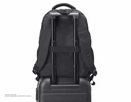 Mochila de nylon 30 litros com três compartimentos, sendo o principal com bolso para notebook 15,6.Com bolsos laterais telados, a mochila possui alça para encaixe em malas de viagem, duas alças de mãos e alças para as costas com revestimento espumado.