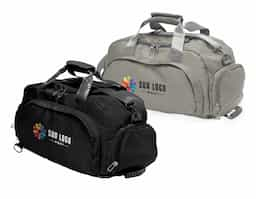 Bolsa esportiva de 32 litros em poliéster resistente à água com cinco compartimentos, sendo três deles exclusivos para tênis, itens molhados e armazenamento das alças de costas . Com alça transversal removível e alça de mãos com suporte de juntura, a bolsa contém alças para as costas ocultas no compartimento inferior, podendo ser transportada como mochila.