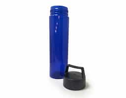 Garrafa de PVC com capacidade de 700ml.