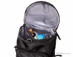  Bolsa esportiva de 25 litros em poliéster de impacto impermeável com três compartimentos, sendo um deles exclusivos para tênis. Compartimento principal com dois bolsos, sendo um deles com zíper exclusivo para itens molhados. Com bolsos laterais e duas alças de mãos, a bolsa contém alças de compensação, alça transversal removível e alças para as costas ocultas no compartimento inferior, podendo ser transportada como mochila.