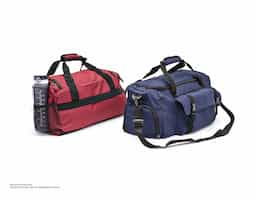 Bolsa esportiva de 39 litros em nylon resistente à água com três compartimentos, sendo um deles exclusivos para tênis. Compartimento principal com bolso de zíper exclusivo para itens molhados. Com bolso lateral telado e alças de mãos com suporte de juntura, a bolsa contém alça transversal removível e alça para engate em malas de viagem.