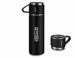 Kit Garrafa e copo ideal para cafés, chás e dividir a bebida para mais pessoas. 
Acompanha:
1 garrafa térmica em aço inox com parde dupla isolada a vácuo com capacidade para 500ml
3 canecas com alça de 100ml
A caixa e a sacola do kit são na cor preta, a embalagem é presentável