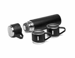 Kit Garrafa e copo ideal para cafés, chás e dividir a bebida para mais pessoas. 
Acompanha:
1 garrafa térmica em aço inox com parde dupla isolada a vácuo com capacidade para 500ml
3 canecas com alça de 100ml
A caixa e a sacola do kit são na cor preta, a embalagem é presentável