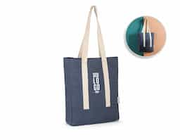 Sacola casual em denim reciclado (270 g/m²). Contém 1 bolso interior com fecho, costuras reforçadas e alças em webbing de algodão de 64 cm. 340 x 390 x 100 mm