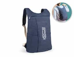 Mochila casual (270 g/m²) em denim reciclado. Contém 2 bolsos frontais e alças ajustáveis com webbing de algodão. As costuras interiores são reforçadas para maior resistência. 290 x 400 x 130 mm