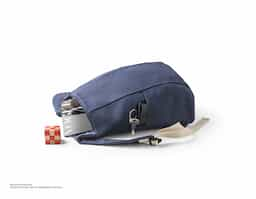 Mochila casual (270 g/m²) em denim reciclado. Contém 2 bolsos frontais e alças ajustáveis com webbing de algodão. As costuras interiores são reforçadas para maior resistência. 290 x 400 x 130 mm