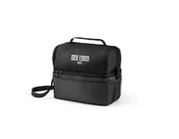 Bolsa Térmica em 300D e 840D Jacquard com interior impermeável em PEVA para facilitar a higienização. Contém 2 compartimentos principais, 1 bolso frontal com fecho e 1 bolso lateral em rede. Possui um bolso com fecho principal duplo, alça em webbing ajustável e pega de mão almofadada. A bolsa térmica tem capacidade até 7 L. 270 x 240 x 150 mm