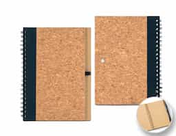 Caderno B6 com capa rígida em cortiça e rPET com 140 páginas lisas em papel kraft reciclado (70 g/m²) e suporte para esferográfica. Inclusa esferográfica em fibra de trigo e ABS com clipe. Esferográfica amiga do ambiente. Escrita a azul. Caderno: 130 x 178 mm |Esferográfica: ø10 x 141 mm