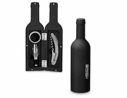 Kit vinho com três componentes em metal: saca-rolhas com canivete de sommelier, gargantilha e salva-gotas com tampa. Fornecido em estojo de oferta em formato de garrafa com acabamento em borracha.