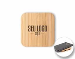 carregador wireless em bambu com função hub. Contém 2 entradas USB-A e 1 entrada micro USB. Possui uma potência de carregamento sem fios de 10W. Compatível com smartphones com tecnologia de carregamento sem fios. Incluso cabo de 1 metro para carregar