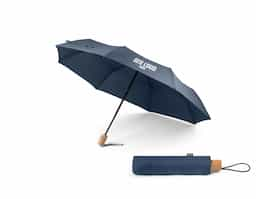 Guarda-chuva rPET 190T pongee, com varetas em fibra de vidro e pega em madeira. Guarda-chuva dobrável em 3 etapas, com abertura e fecho automático e à prova de vento. Fornecido em bolsa. Guarda-Chuva: ø990 x 285 mm