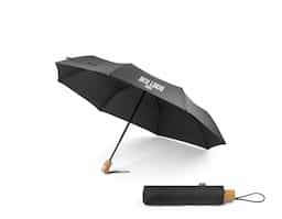 Guarda-chuva rPET 190T pongee, com varetas em fibra de vidro e pega em madeira. Guarda-chuva dobrável em 3 etapas, com abertura e fecho automático e à prova de vento. Fornecido em bolsa. Guarda-Chuva: ø990 x 285 mm