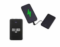 Power bank plástico de 5.000mAh com indicadores led de bateria e cabos acoplados: Tipo-C e V8. Acompanha cabo USB V8 e adaptador Lightning.