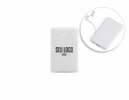 Power bank plástico de 5.000mAh com indicadores led de bateria e cabos acoplados: Tipo-C e V8. Acompanha cabo USB V8 e adaptador Lightning.