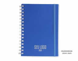 Caderno planner feito em capa cartonada com elástico para lacre. Com aproximadamente 62 folhas, o planner possui página para dados pessoais, calendários 2024 e 2025, planejamento anual, objetivos e metas, controle financeiro e resoluções do ano.