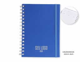 Caderno planner feito em capa cartonada com elástico para lacre. Com aproximadamente 62 folhas, o planner possui página para dados pessoais, calendários 2024 e 2025, planejamento anual, objetivos e metas, controle financeiro e resoluções do ano.