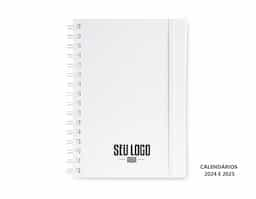 Caderno planner feito em capa cartonada com elástico para lacre. Com aproximadamente 62 folhas, o planner possui página para dados pessoais, calendários 2024 e 2025, planejamento anual, objetivos e metas, controle financeiro e resoluções do ano.