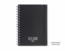 Caderno planner feito em capa cartonada com elástico para lacre. Com aproximadamente 62 folhas, o planner possui página para dados pessoais, calendários 2024 e 2025, planejamento anual, objetivos e metas, controle financeiro e resoluções do ano.