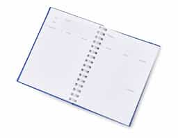 Caderno planner feito em capa cartonada com elástico para lacre. Com aproximadamente 62 folhas, o planner possui página para dados pessoais, calendários 2024 e 2025, planejamento anual, objetivos e metas, controle financeiro e resoluções do ano.