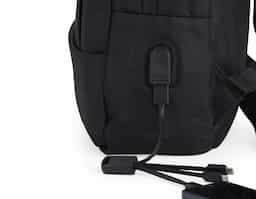 Mochila de Nylon 22 Litros com 4 compartimentos, sendo o principal com bolso para notebook 15,6. Com divisórias internas para acessórios, a mochila possui bolso lateral, suporte externo USB e alça para engate em malas de viagem. 