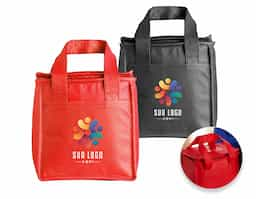 Bolsa térmica de TNT com capacidade de 5 litros com bolso frontal.