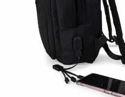 Mochila confeccionada em Nylon, 21 litros, com 4 compartimentos, sendo o principal com bolso para notebook de 15.6 polegadas. Possui dois bolsos externos, bolsos e divisórias internas para acessórios. A mochila possui suporte externo USB, alça com bolso integrado para cartões, alça para engate em malas de viagem e duas alças de mão, sendo uma delas para o transporte da mochila no formato pasta.