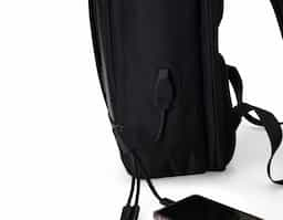 Mochila confeccionada em Nylon 23 litros com detalhes em couro sintético. Contém 5 compartimentos, sendo um bolso com faixa refletiva, divisórias internas para acessórios, bolso para tablet e notebook 15.6, bolso antifurto nas costas, bolso externo na lateral com elástico, suporte externo USB, alça para encaixe em malas de viagem, alças da mochila possuem bolsos integrados para suporte de óculos e cartões.