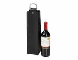 Estojo porta vinho em couro sintético bidim: durável e sofisticado. Equipado com duas alças metálicas para transporte seguro e botão de lacre para manter sua garrafa protegida. Uma escolha elegante para presentear ou transportar seu vinho com estilo.