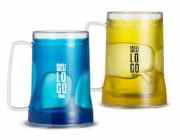 Uma caneca de acrílico de 400ml com gel térmico, perfeita para manter suas bebidas geladas por mais tempo. Lembre-se de congelá-la apenas de boca para baixo e por até 48 horas a cada vez, garantindo seu funcionamento ideal. Ideal para desfrutar de suas bebidas favoritas com temperatura perfeita.