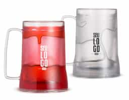 Uma caneca de acrílico de 400ml com gel térmico, perfeita para manter suas bebidas geladas por mais tempo. Lembre-se de congelá-la apenas de boca para baixo e por até 48 horas a cada vez, garantindo seu funcionamento ideal. Ideal para desfrutar de suas bebidas favoritas com temperatura perfeita.