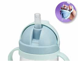 Copo de transição infantil feito em plástico com capacidade de 350ml. Com pegador duplo, tampa de proteção e canudo de silicone, o copo possui um sistema de válvula antivazamento e antisufocamento.