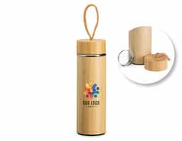 Garrafa térmica de bambu e inox, com capacidade de 400 ml, é ideal para manter suas bebidas quentes ou frias por mais tempo. Inclui um infusor de metal removível, tampa rosqueável de bambu e alça de tecido embutida, combinando estilo e praticidade.